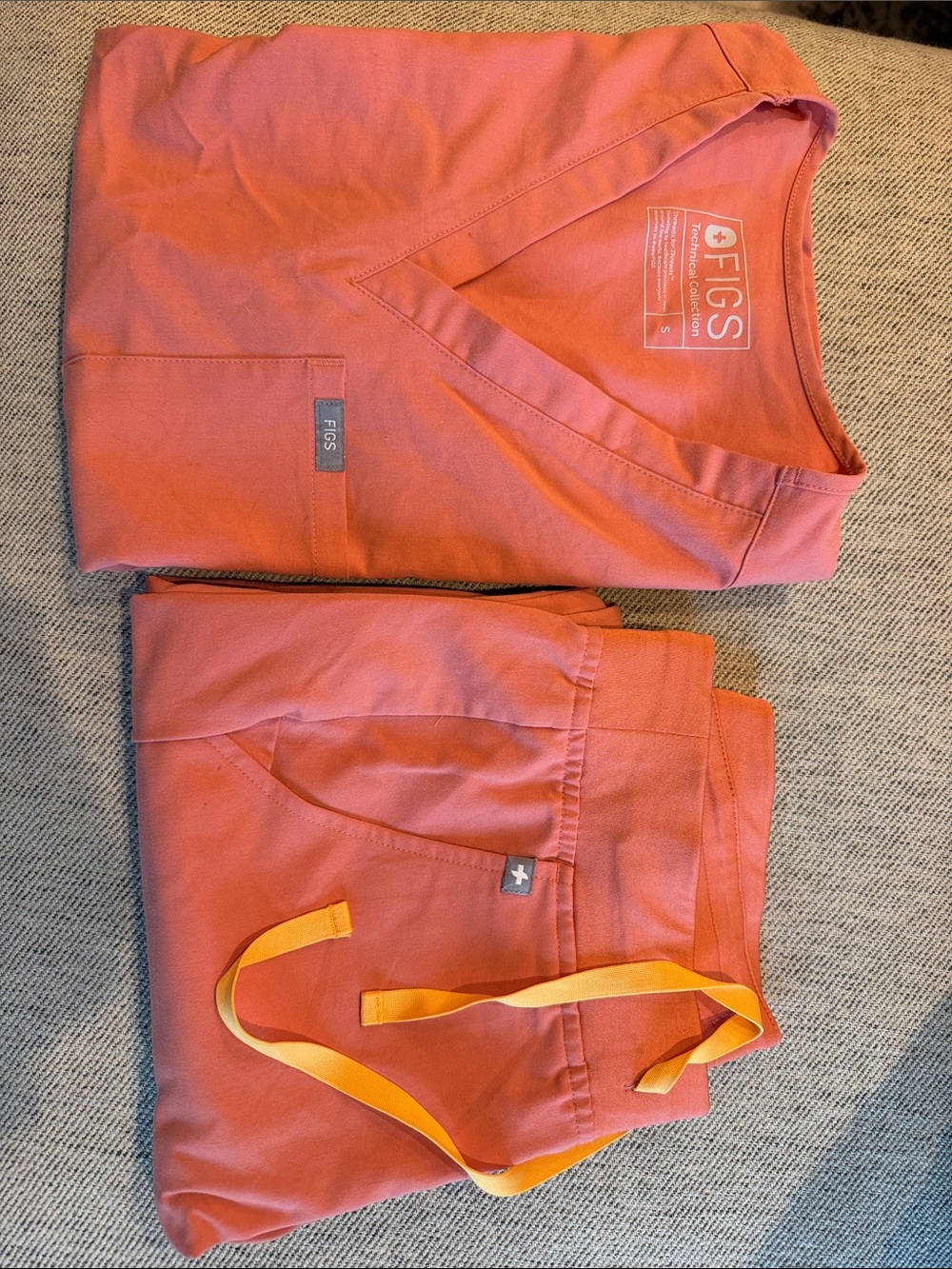 Figs women’s scrubs set